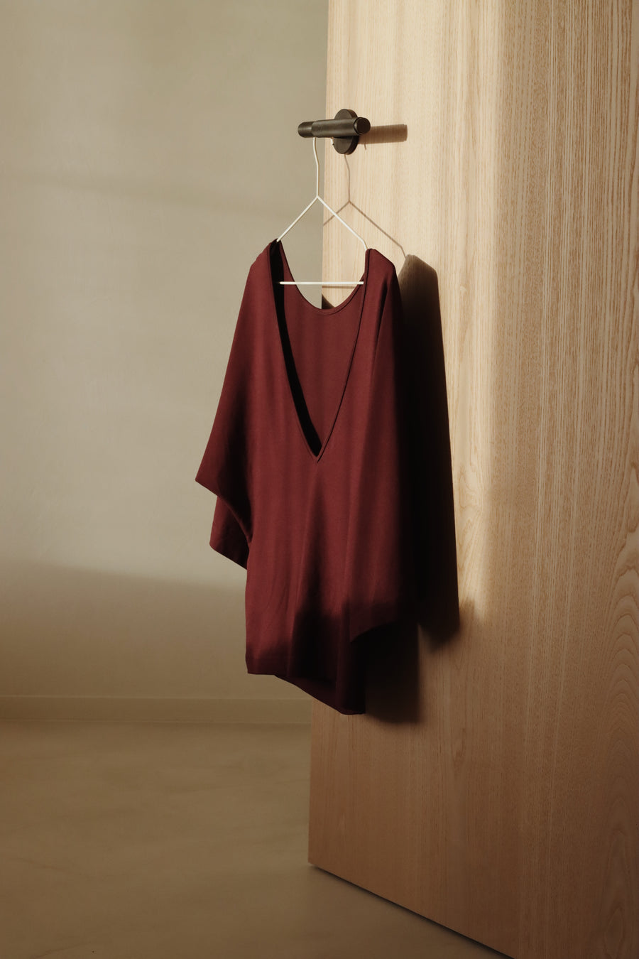 The open back t-shirt aubergine (Last pieces size XL)